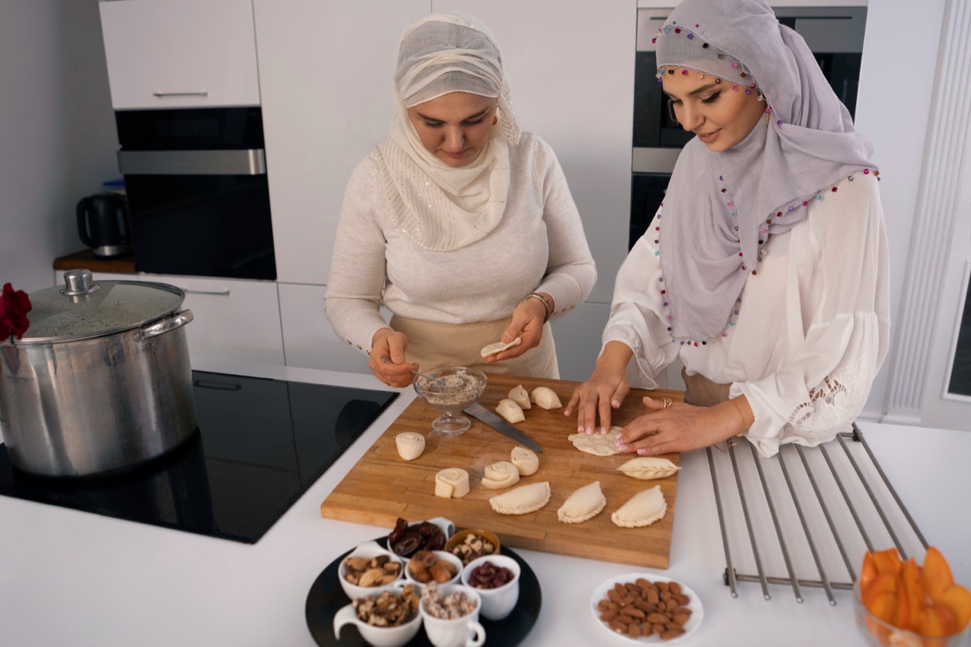 Expertes en cuisine transmettant leur savoir-faire