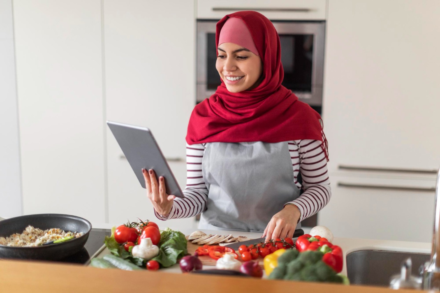 Formatrice enregistrant sa formation cuisine avec une tablette