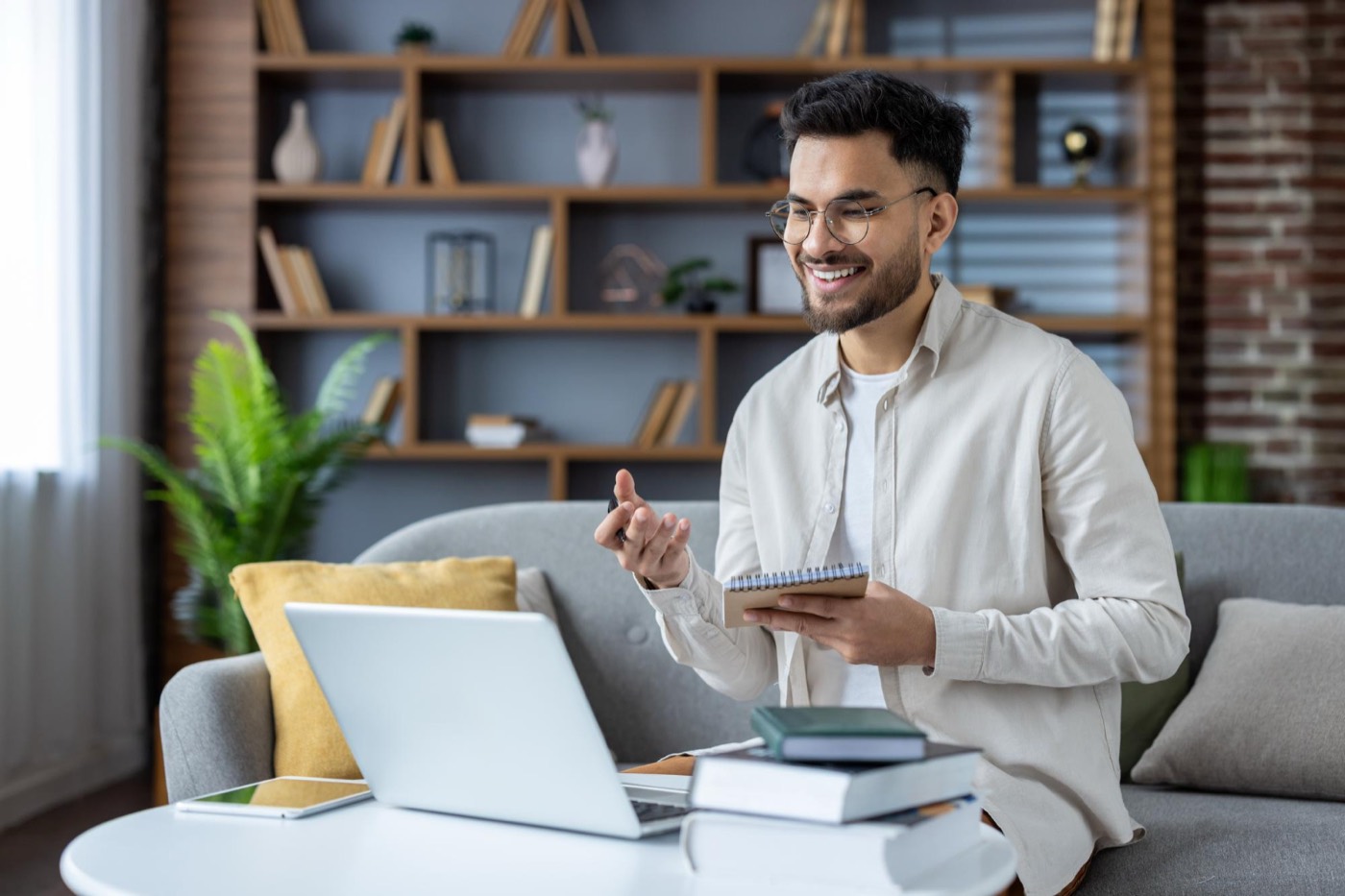 Formateur enregistrant son cours en ligne depuis chez lui